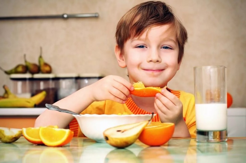 Привчати дітей харчуватися правильно слід з дитинства